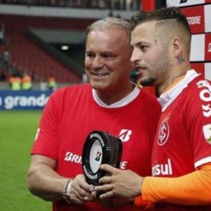 开云体育网页版-捐百万 除对足球的爱 还因不差钱 他家有49亿美元